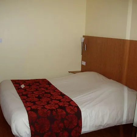 מלון Green Hotels Poitiers 3*